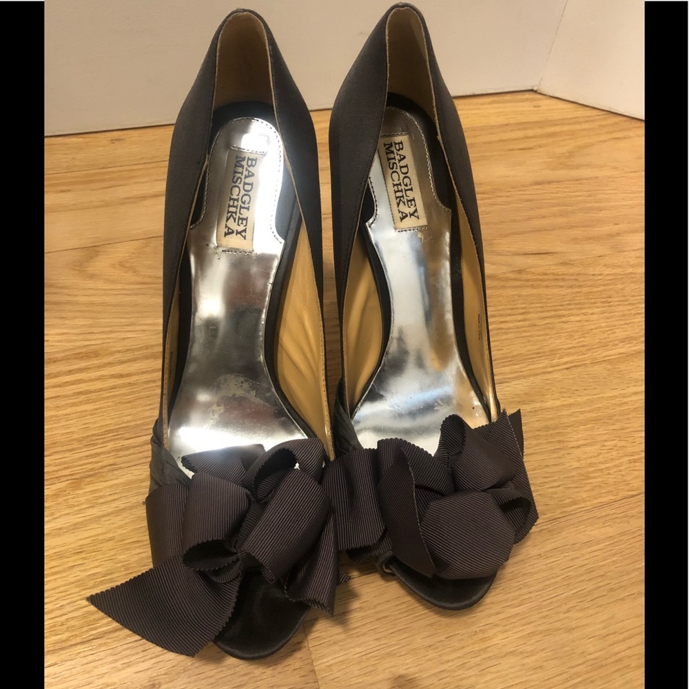 Badgley Mischka Grey Bow Heels (Size 10)